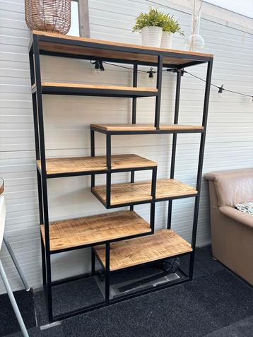 Industriële Kast met Houten Planken beschikbaar voor biedingen