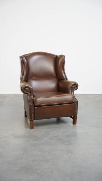 Grote donkerbruine gladde rundleren chesterfield oorfauteuil beschikbaar voor biedingen
