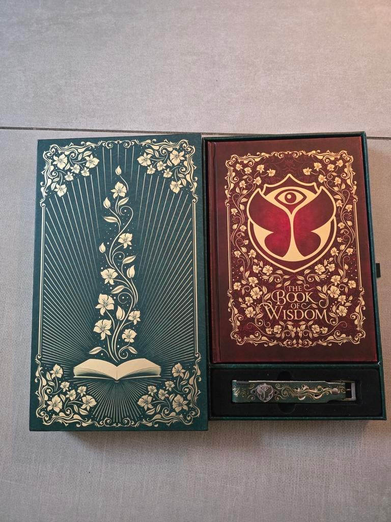 Tomorrowland The Book of Wisdom 2019 Compleet, Ophalen of Verzenden, Zo goed als nieuw, Tomorrowland, Catalogus