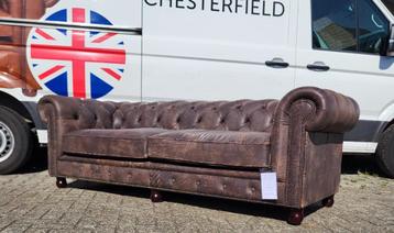 Chesterfield bank 4 zit model Jane, zachte stoere loungebank beschikbaar voor biedingen