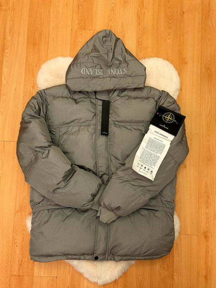 Stone Island donsjas – grijs, model Raso Gommato, maat S-XL, Kleding | Heren, Jassen | Winter, Zo goed als nieuw, Ophalen of Verzenden