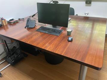Zeer groot massief houten bureau met RVS poten