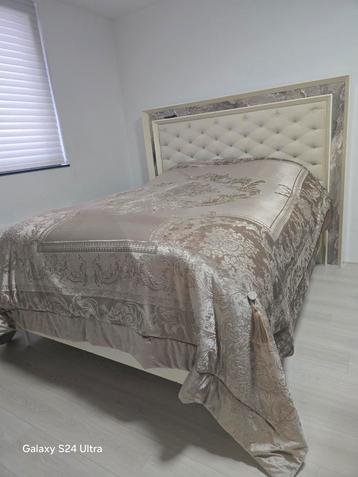 Complete 2-persoons slaapkamer met matras beschikbaar voor biedingen