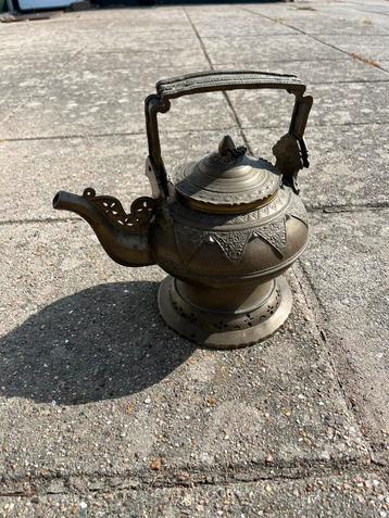 Oosterse messing theepot op voet beschikbaar voor biedingen