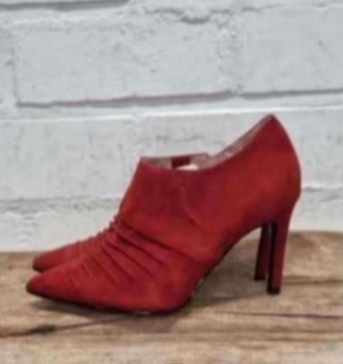 Tamaris - Suedeleren enkellaarsjes maat 36 - Nieuw €99, Kleding | Dames, Schoenen, Nieuw, Lage of Enkellaarzen, Rood, Ophalen of Verzenden