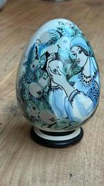 Keramieken eivorm beeldje met voorstelling vrouw en fruit, Ophalen of Verzenden, Gebruikt, Overige typen