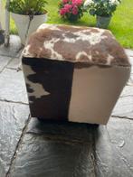 Poef hocker koeienhuid koeienvacht, Huis en Inrichting, Banken | Voetenbanken en Poefen, Minder dan 50 cm, Rustiek, Vierkant, Ophalen of Verzenden