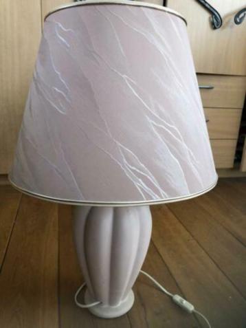 Roze tafel lamp beschikbaar voor biedingen