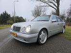 Mercedes-Benz E-klasse AMG 55|xenon|rijdt goed, Auto's, Mercedes-Benz, Achterwielaandrijving, 8 cilinders, Leder, Bedrijf