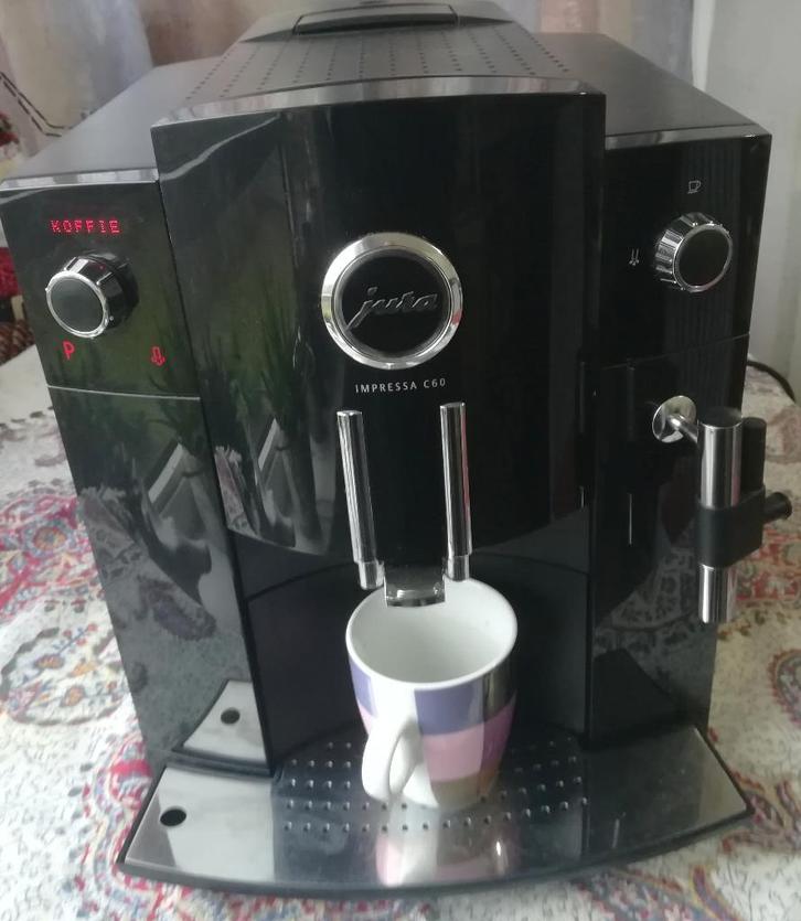 Jura volautomaat Koffiemachine C60, Witgoed en Apparatuur, Koffiezetapparaten, Zo goed als nieuw, Koffiemachine, 10 kopjes of meer