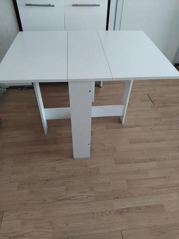 Inklapbare tafel te gebruiken als eettafel of bureau beschikbaar voor biedingen