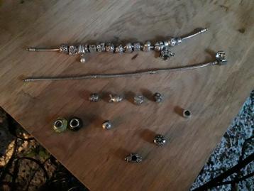 Pandora 2 armbanden en 25 bedels beschikbaar voor biedingen