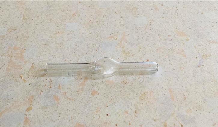 Bodemvondst: klein buisflesje met torsie in het midden., Antiek en Kunst, Antiek | Glas en Kristal, Ophalen of Verzenden