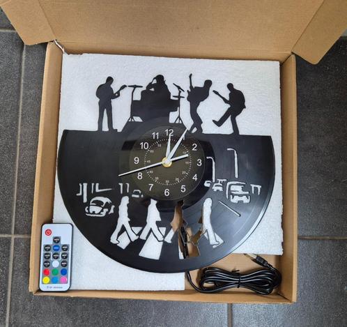 LP Klok/ Vinyl wand klok The Beatles met ledverlichting AB, Huis en Inrichting, Woonaccessoires | Klokken, Zo goed als nieuw, Wandklok
