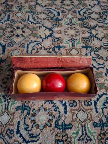 Antieke Biljartballen in Originele Doos beschikbaar voor biedingen