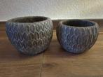 2x dezelfde bloempot grijs, met 'schubben', Tuin en Terras, Bloempotten, Rond, Ophalen of Verzenden, Aardewerk, Binnen
