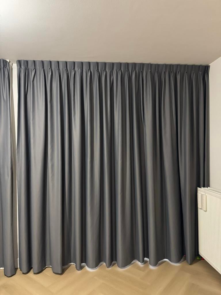 Verduisterende gordijn hele goede kwaliteit z.g.a.n, 200 cm of meer, Ophalen of Verzenden, Zo goed als nieuw, 200 cm of meer