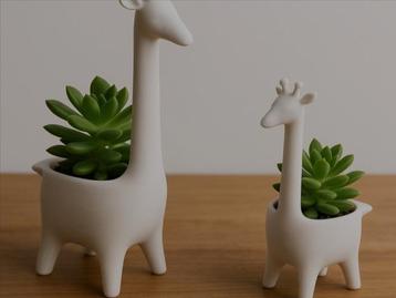 Giraffe plantenpotjes voor vet- of nepplanten.  beschikbaar voor biedingen