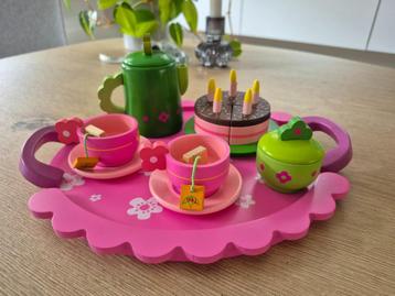 Houten theeservies beschikbaar voor biedingen