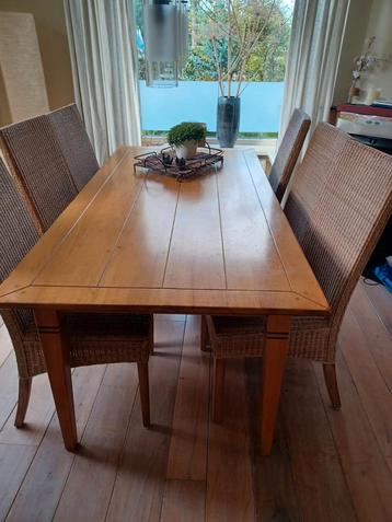 Houten eetkamertafel beschikbaar voor biedingen