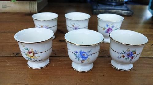 Zes eierdopjes koninklijk plateel bakkerij Gouda bloemen, Antiek en Kunst, Curiosa en Brocante, Ophalen of Verzenden