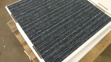 Tapijttegels Sprint (partij 18) 30 m2 donderblauw – groen – beschikbaar voor biedingen