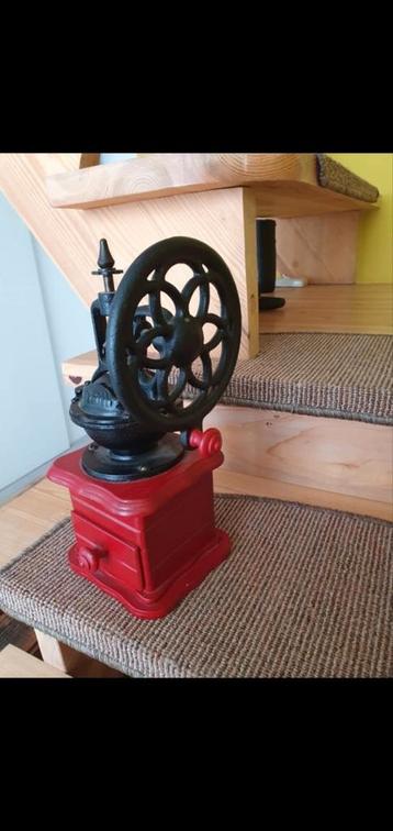 Antieke Koffiemolen - Rood beschikbaar voor biedingen