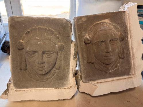Twee originele schouwstenen met portret in reliëf, Antiek en Kunst, Antiek | Religie, Ophalen