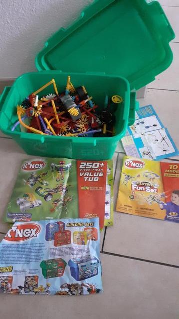 K'nex box met diverse boekjes beschikbaar voor biedingen