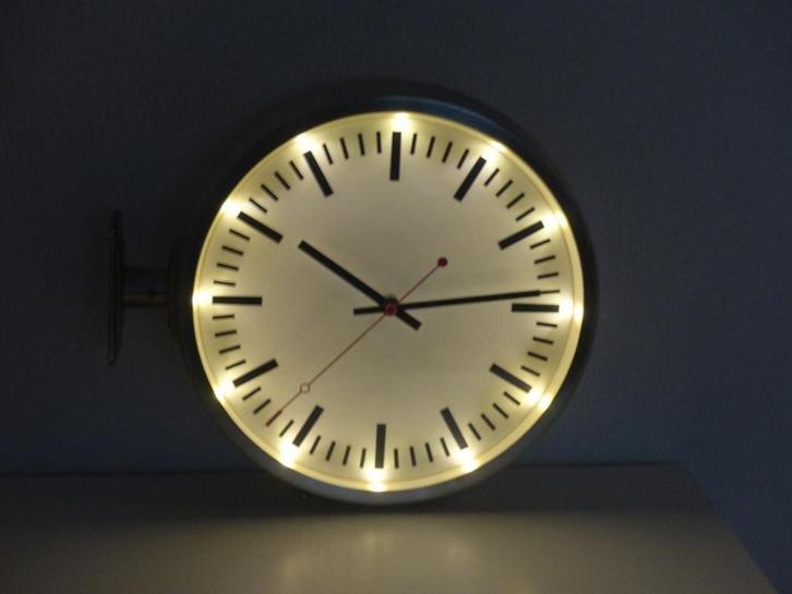 Stations klok met licht erin, 28 cm. Geheel metaal., Huis en Inrichting, Woonaccessoires | Klokken, Zo goed als nieuw, Wandklok