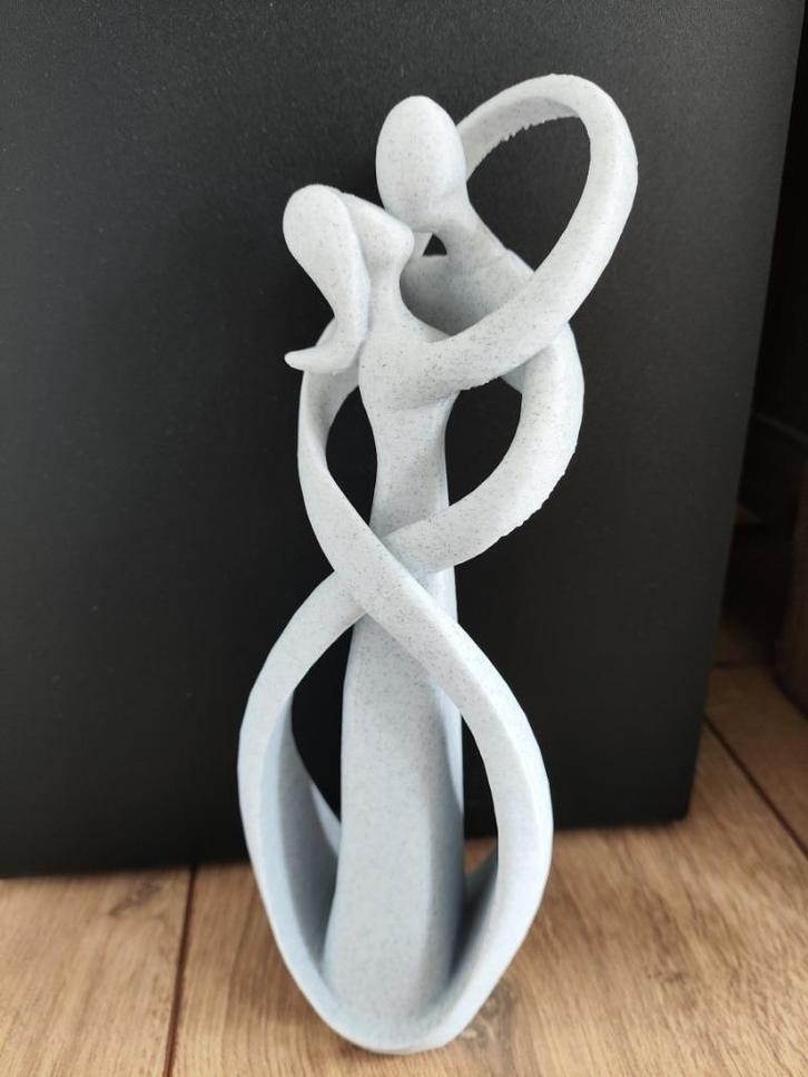 Moderne abstracte sculptuur - Beeld van verliefd stel, Antiek en Kunst, Kunst | Beelden en Houtsnijwerken, Ophalen of Verzenden