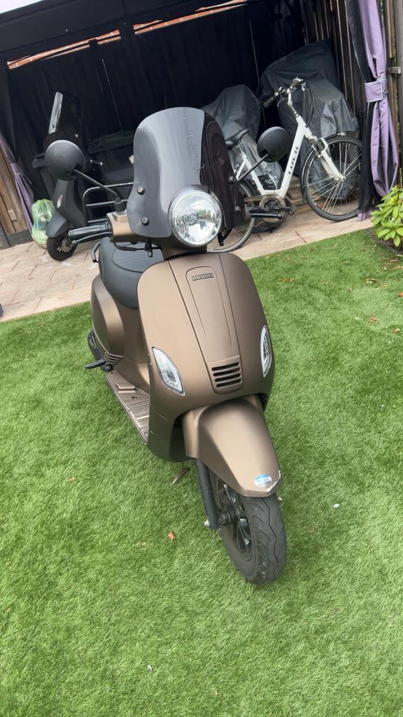 Momo scooter geel kenteken, Fietsen en Brommers, Scooters | Overige merken, Gebruikt, Maximaal 45 km/u, Benzine, Ophalen