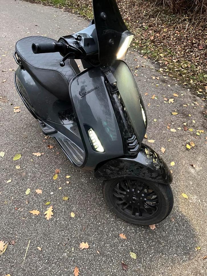 Aangepaste Vespa Sprint 80cc - Ferrari Grey, Fietsen en Brommers, Brommers | Vespa, Zo goed als nieuw, Overige modellen, Maximaal 45 km/u