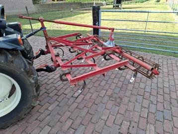 Triltand cultivator voor midi tractor beschikbaar voor biedingen