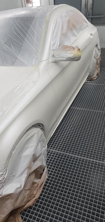 Schadeauto herstel spuitwerk richten plaatwerkrij beschikbaar voor biedingen