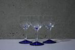 3 Gegraveerde antieke glaasjes met kobalt voet - Kristal, Ophalen of Verzenden