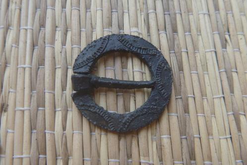 Bodemvondst. Gespbroche. 1300 - 1400. Profaan, Antiek en Kunst, Antiek | Tin, Ophalen of Verzenden