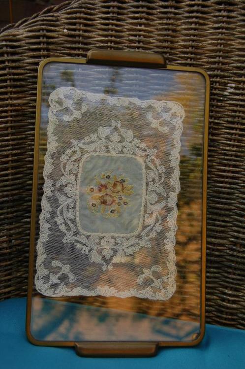 Koperen dienblaadje met Brussels kant en rozen borduursel, Antiek en Kunst, Antiek | Woonaccessoires, Ophalen