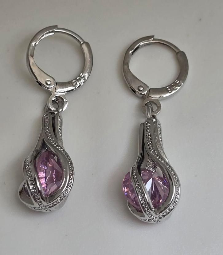 Nieuwe Zilverkleurige Oorbellen met Roze Steen, Sieraden, Tassen en Uiterlijk, Oorbellen, Nieuw, Hangers, Roze, Ophalen of Verzenden