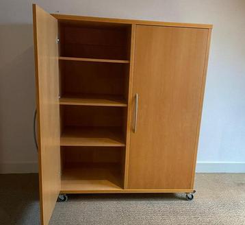 Twee identieke kleding kasten hang leg beschikbaar voor biedingen