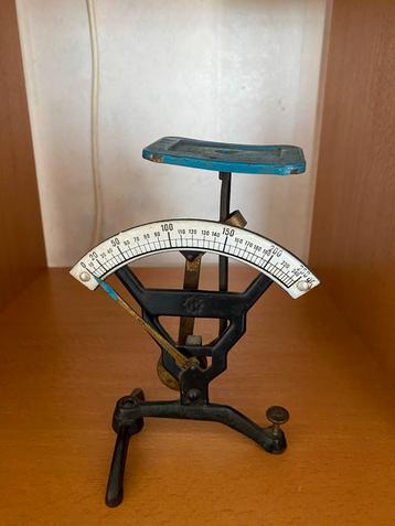 Antieke weegschaal beschikbaar voor biedingen