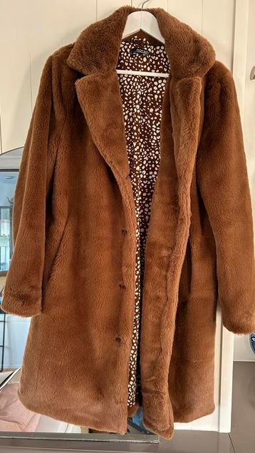 Mooie imitatie bondjas beschikbaar voor biedingen