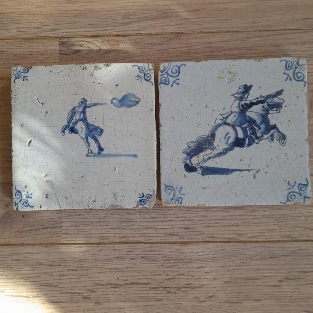 Twee antieke tegels, ruiters, 17e eeuw, Antiek en Kunst, Antiek | Wandborden en Tegels, Ophalen of Verzenden