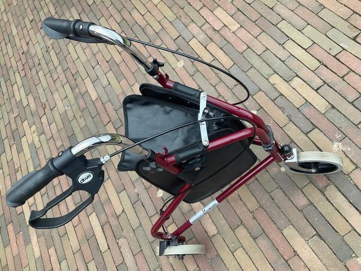 Rollator (rood) driehoekvorm met tas /perfecte staat, Diversen, Rollators, Gebruikt, Lichtgewicht, Ophalen of Verzenden