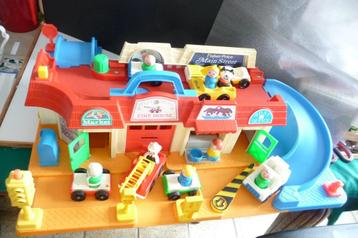 FISHER PRICE1980 MAINSTREET AUTOSTRAAT KOMPLEET, SINTERKLAAS beschikbaar voor biedingen