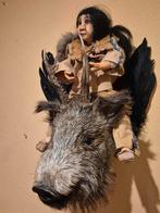Opgezette kop wild zwijn, met gewei, vleugels, indianenpop., Ophalen of Verzenden, Zo goed als nieuw, Wild dier, Opgezet dier