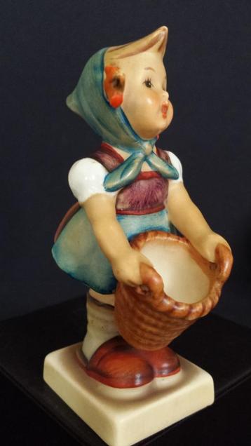 oud HUMMEL beeldje "Little Helper" <> GOEBEL nr. 73 Jaren 50 beschikbaar voor biedingen