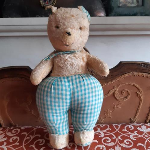 Lieve heel oude franse beer, met blauw geruite broek, Verzamelen, Beren en Cherished Teddies, Gebruikt, Stoffen beer, Overige merken
