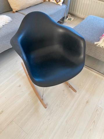 Zwarte stoel /Schommelstoel eames vitra look a like beschikbaar voor biedingen