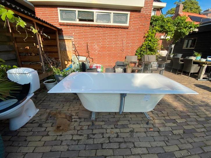 Badkuip Riho ruime twee persoonsbad, Huis en Inrichting, Badkamer | Complete badkamers, Zo goed als nieuw, Ophalen